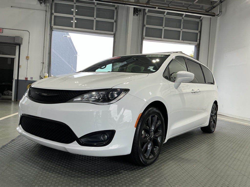 2018 Chrysler Pacifica Touring Plus photo 3