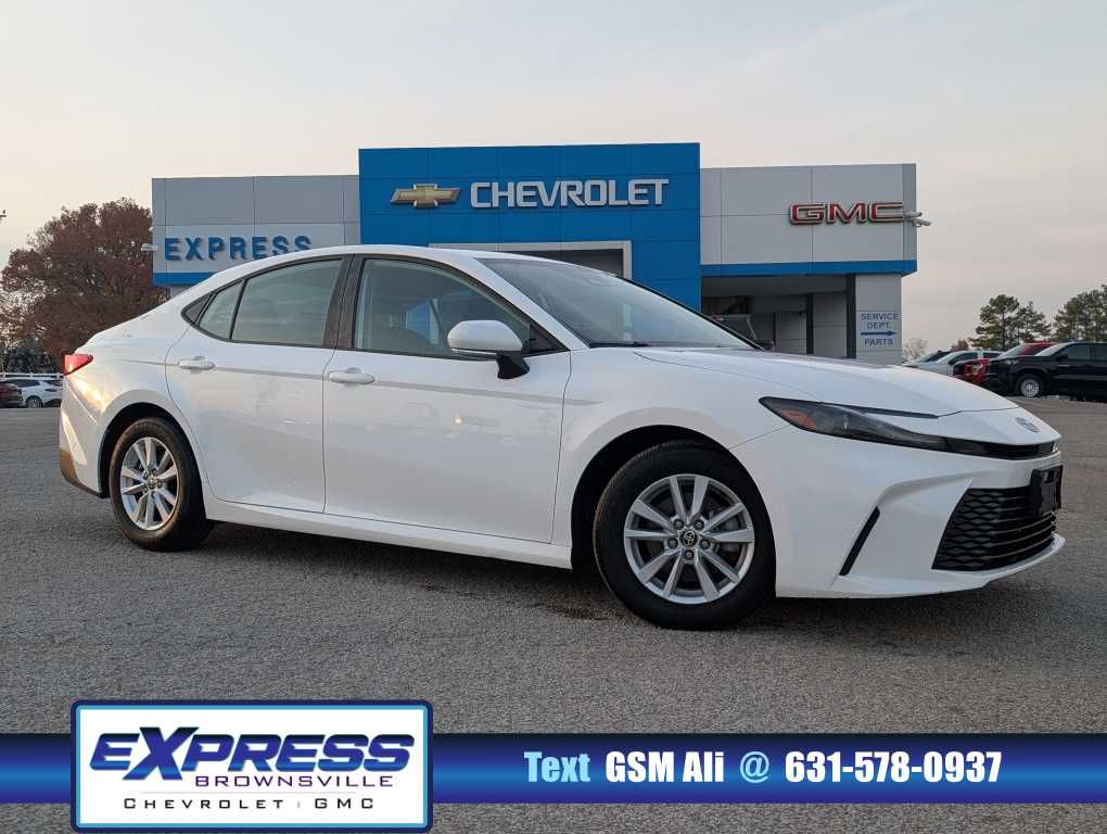 2025 Toyota Camry LE's photo