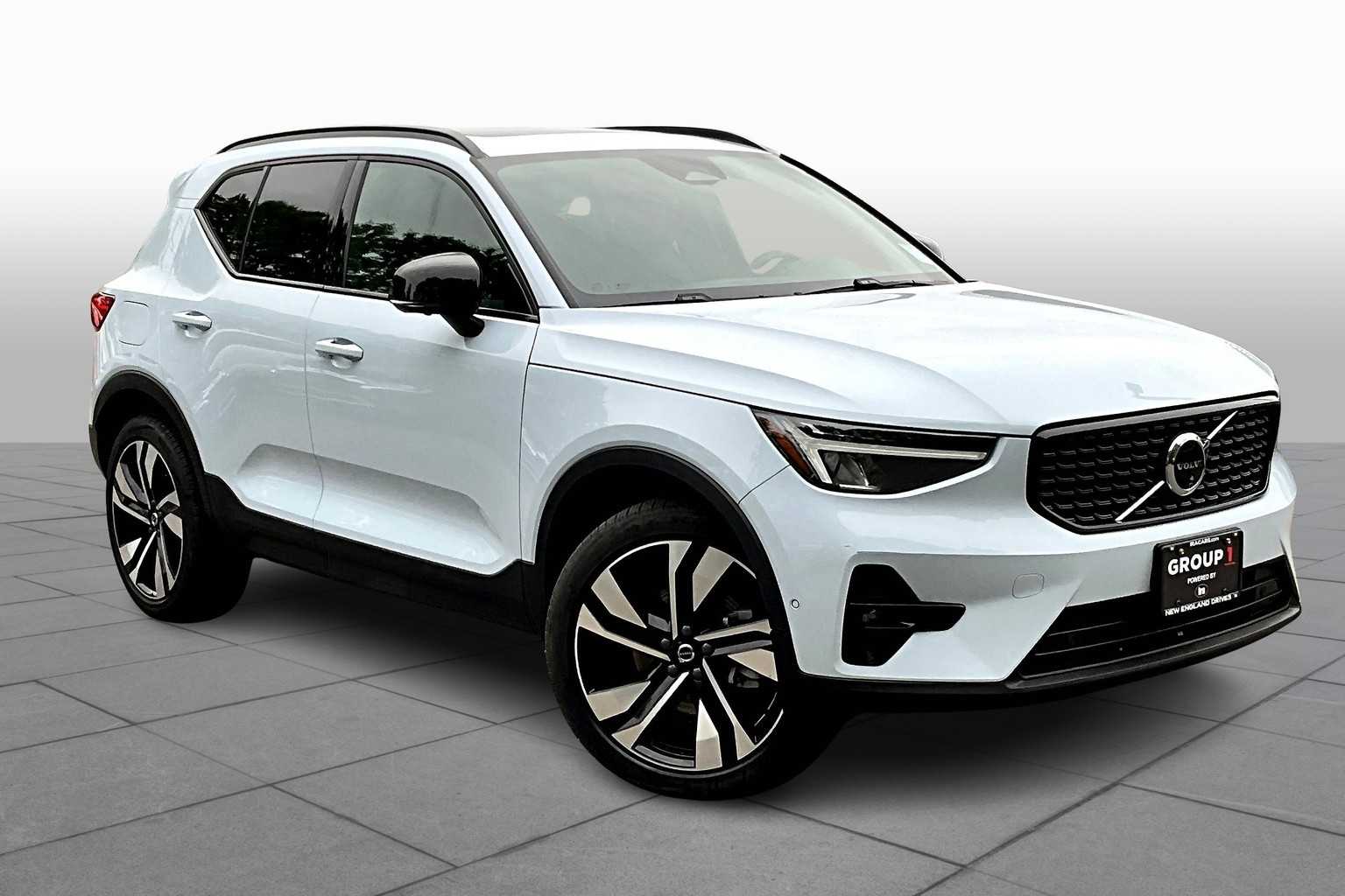 2024 Volvo XC40 Plus photo 2