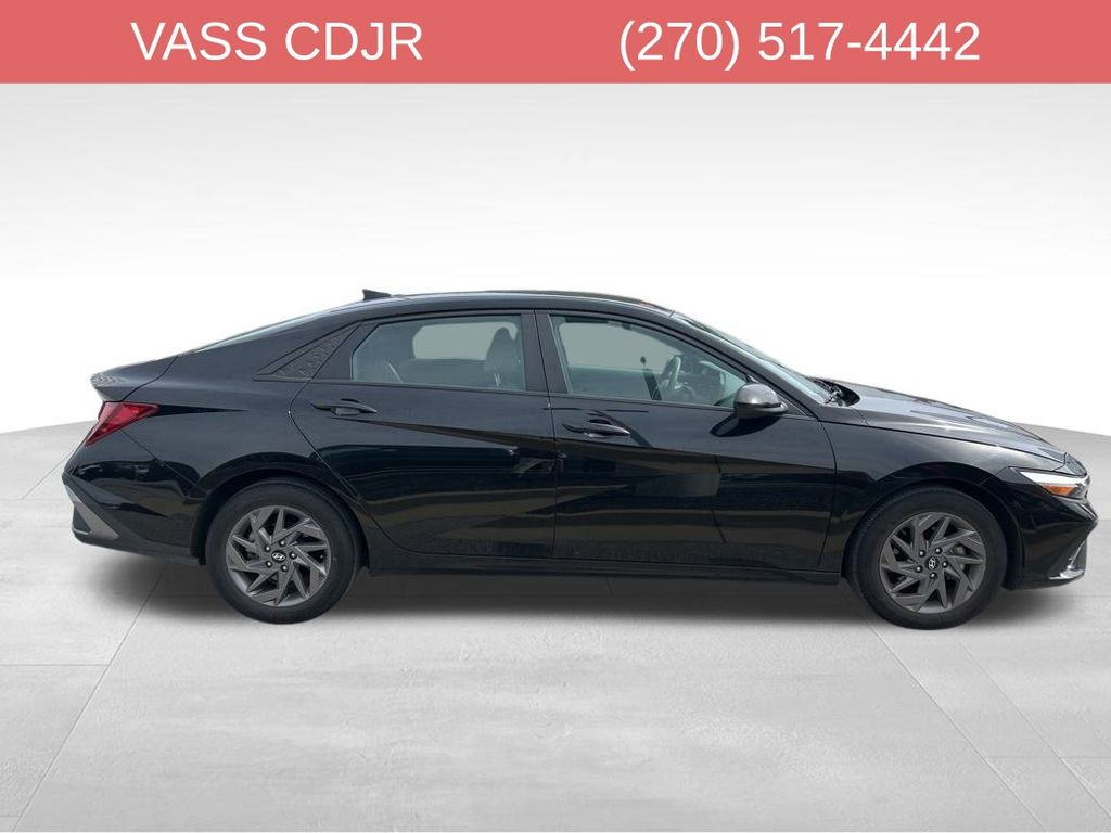 2024 Hyundai Elantra SEL photo 2