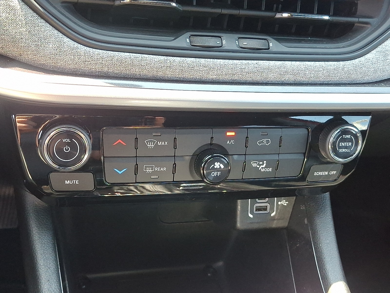 2023 Jeep Compass Latitude Lux photo 15