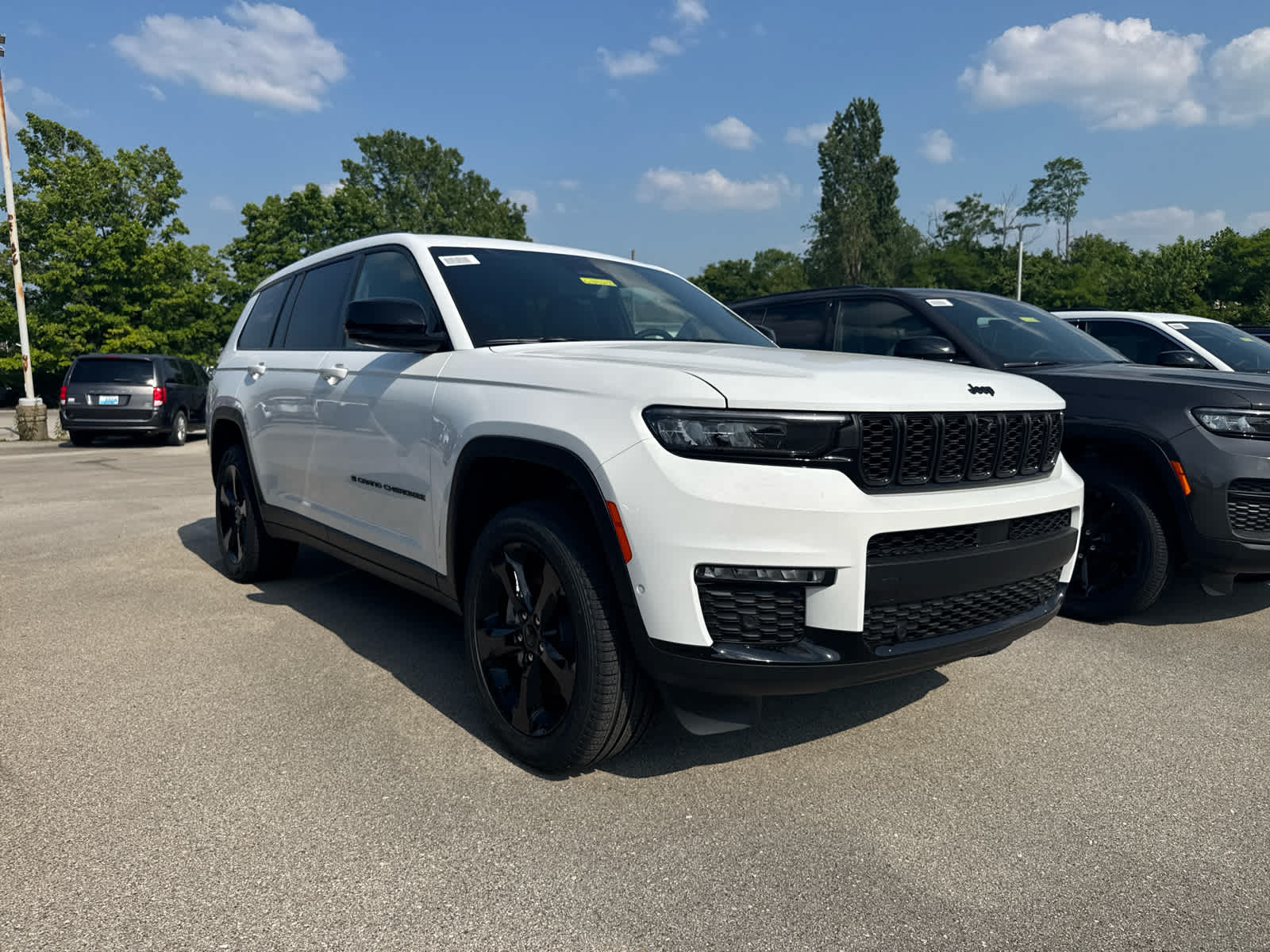 2025 Jeep Grand Cherokee Limited photo 3