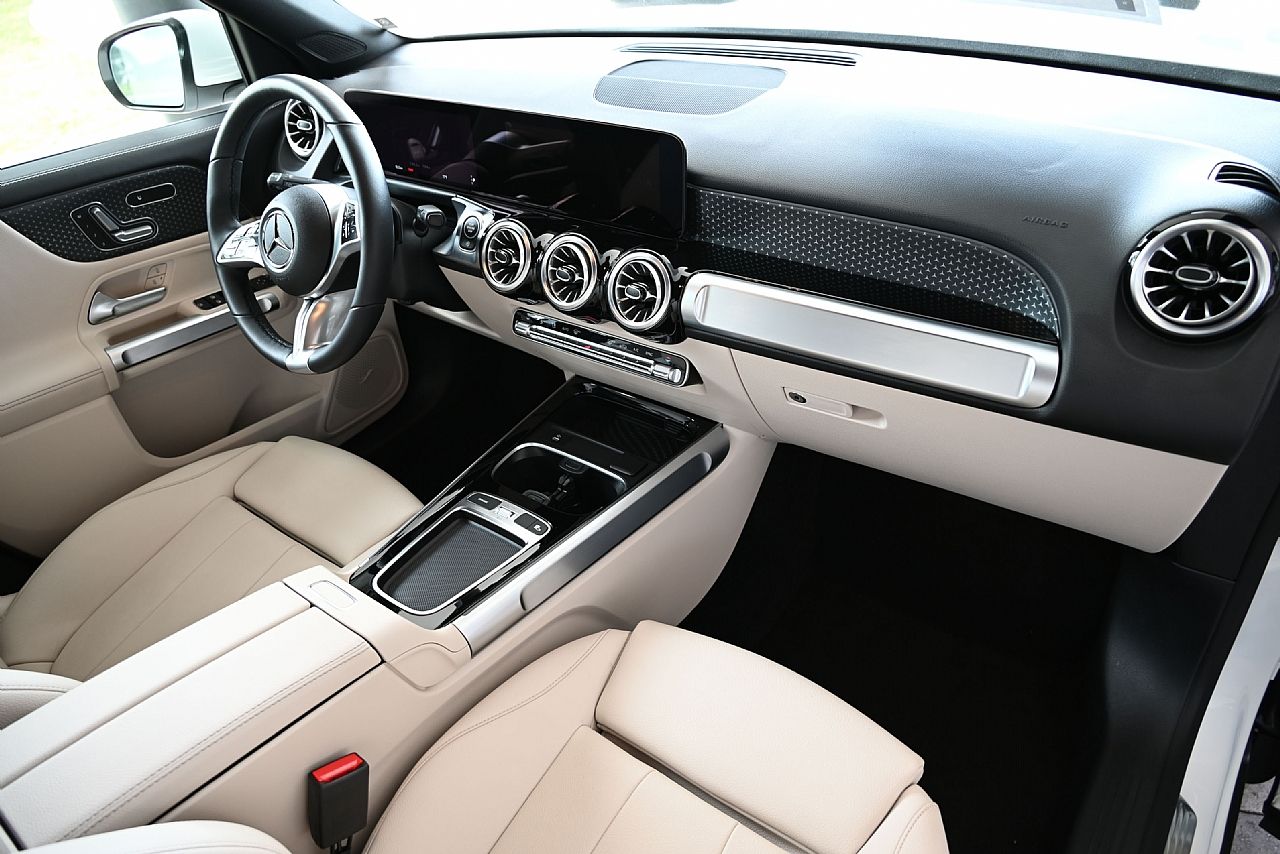 2025 Mercedes Benz GLB 250 4MATIC photo 4