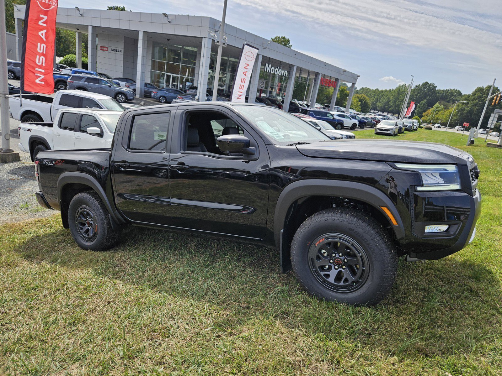 2025 Nissan Frontier PRO-4X photo 2