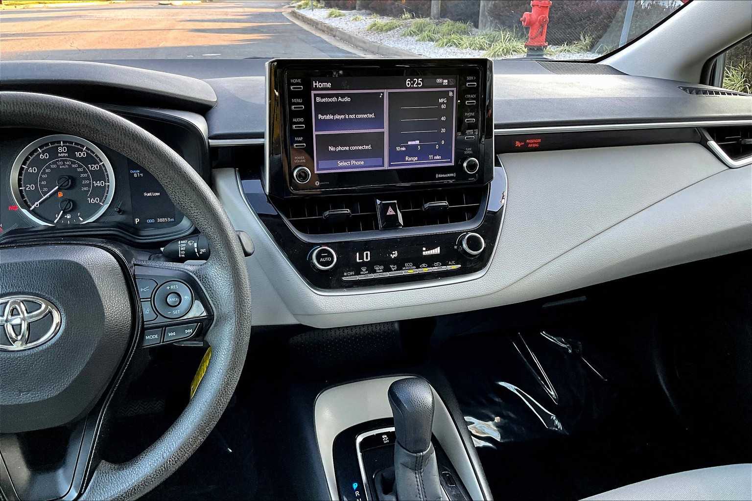 2021 Toyota Corolla LE photo 6