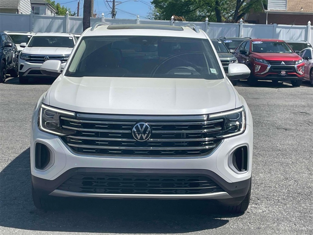 2025 Volkswagen Atlas SEL photo 2