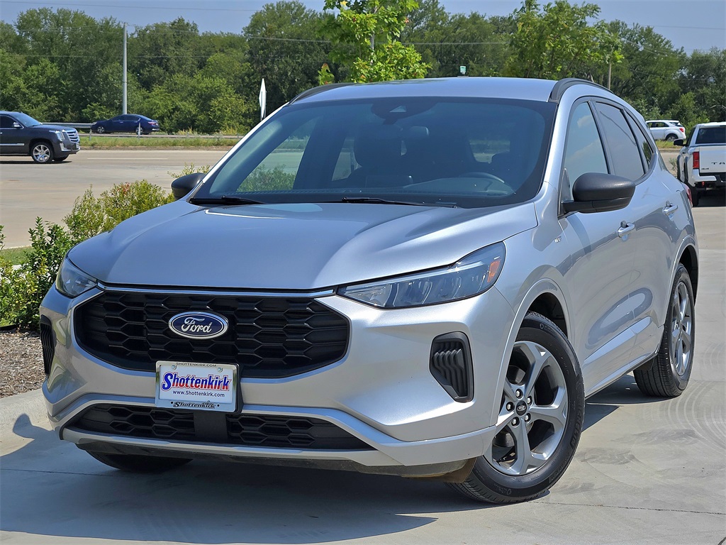 2023 Ford Escape ST-Line photo 2