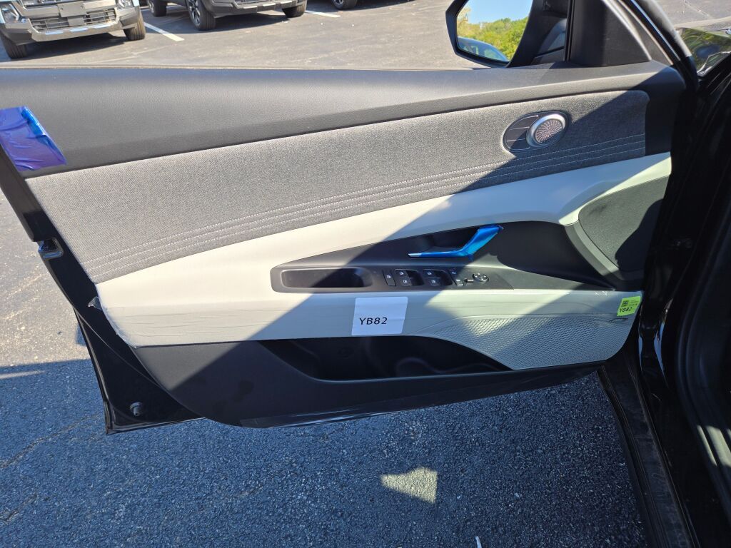 2025 Hyundai Elantra Hybrid Limited photo 18