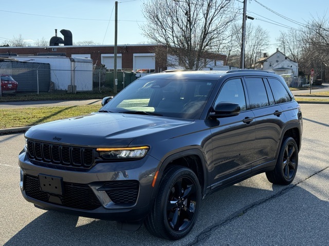 2022 Jeep Grand Cherokee Altitude's photo