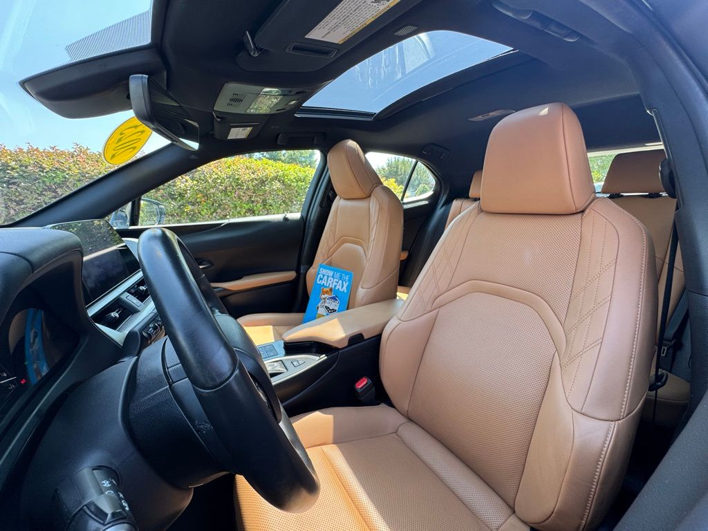 2023 Lexus UX 250h Premium photo 17
