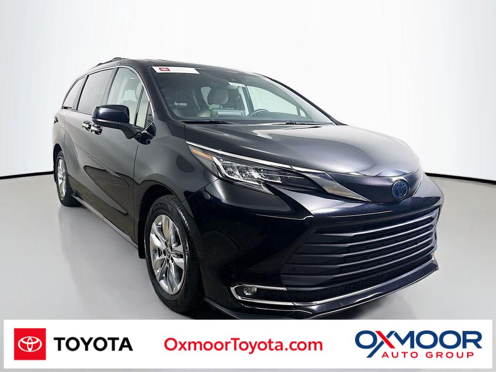 2023 Toyota Sienna XLE's photo
