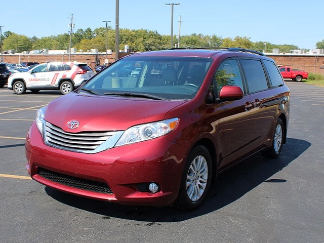 2017 Toyota Sienna XLE photo 2