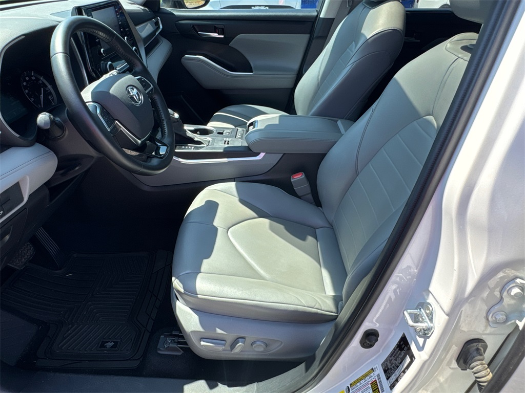 2021 Toyota Highlander XLE photo 9
