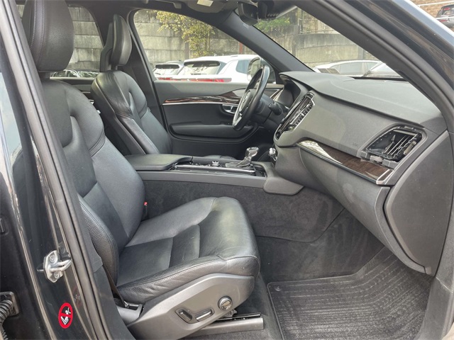 2016 Volvo XC90 T6 Momentum photo 18