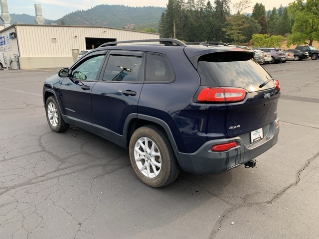 2016 Jeep Cherokee Sport photo 3