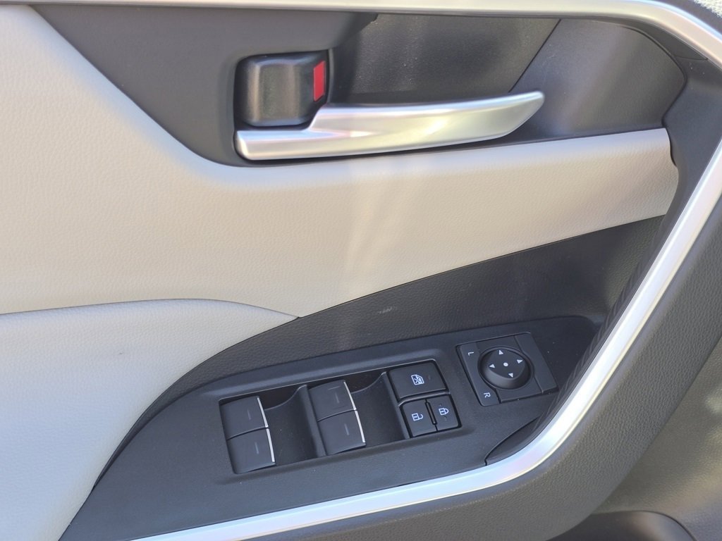2025 Toyota RAV4 XLE photo 30