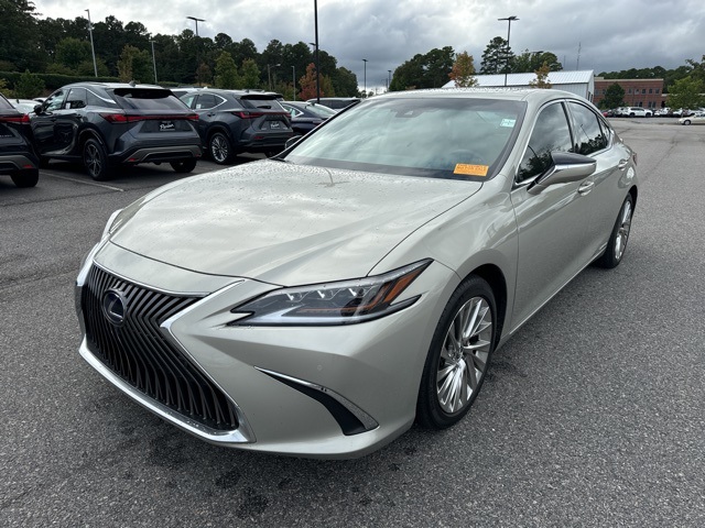 2020 Lexus ES 300h Ultra Luxury photo 3