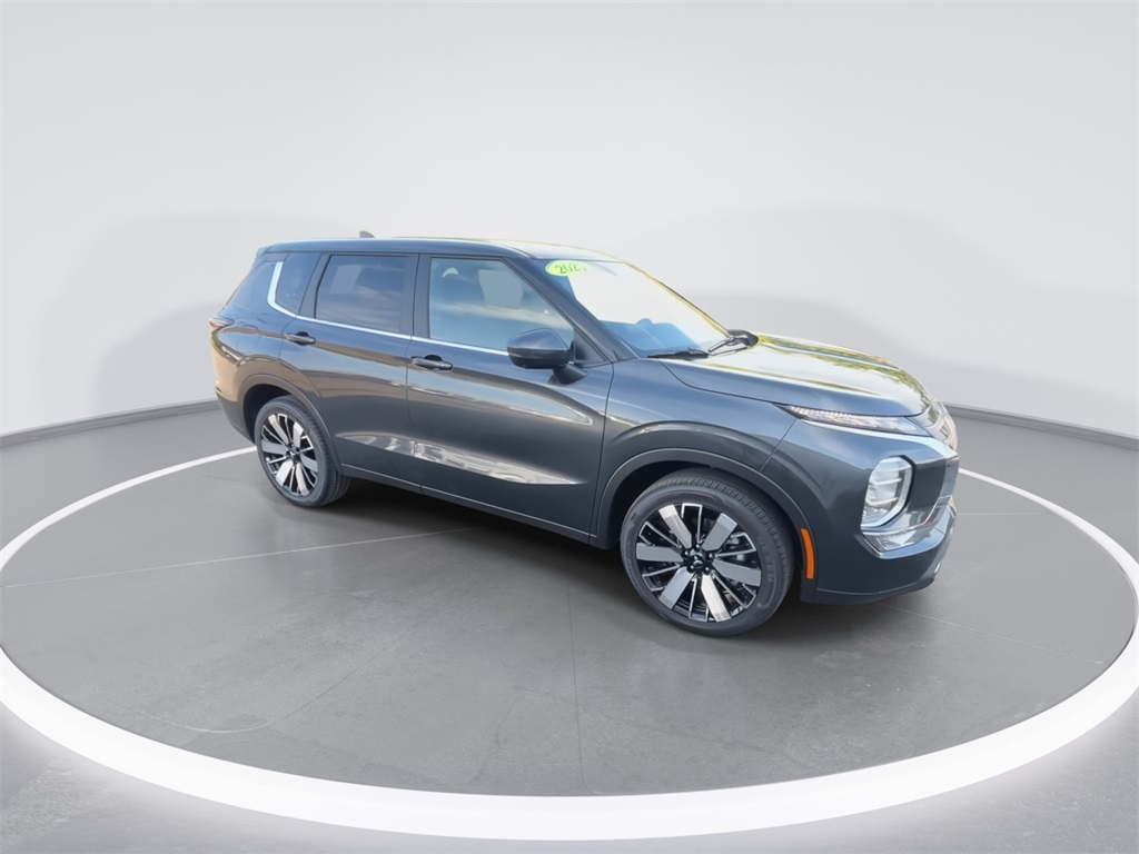 2025 Mitsubishi Outlander SE photo 2