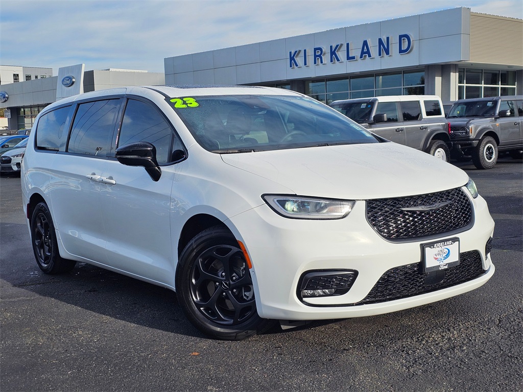 2023 Chrysler Pacifica Hybrid Limited's photo
