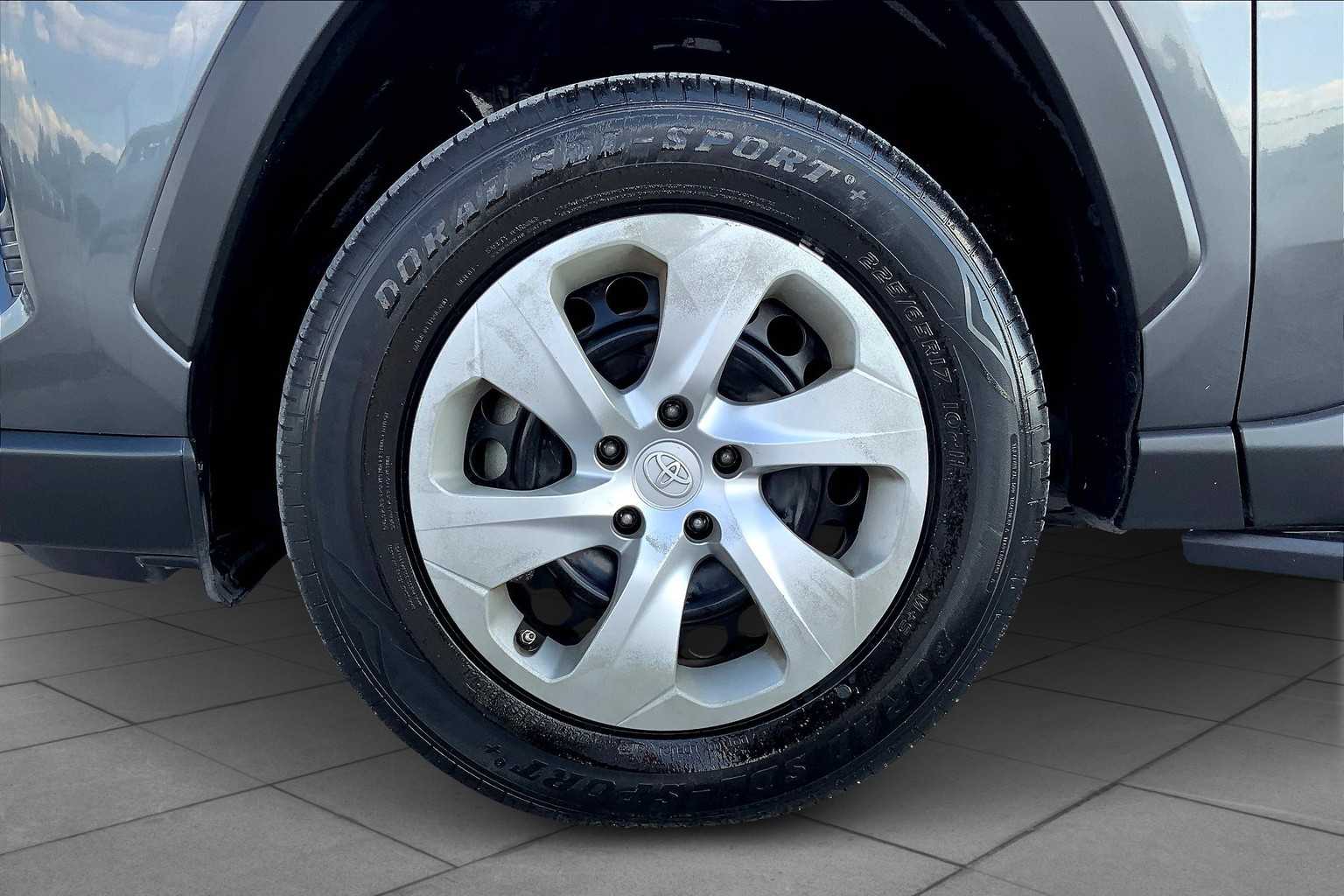 2019 Toyota RAV4 LE photo 10