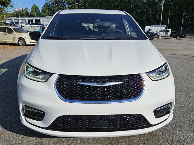 2026 Chrysler Pacifica photo 2