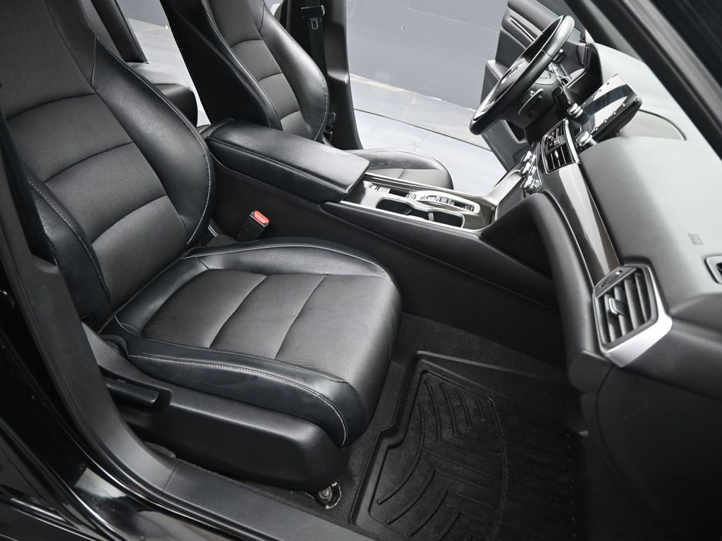 2018 Honda Accord Sport 2.0T photo 2