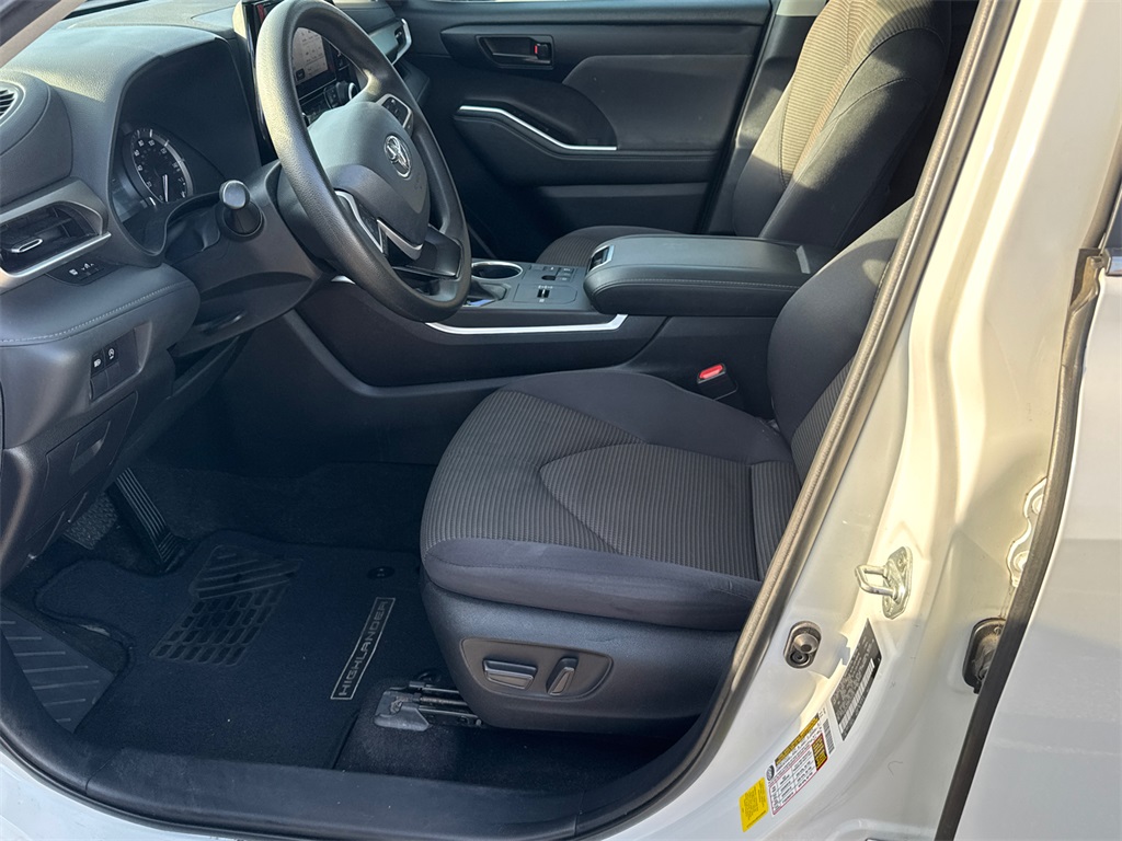 2023 Toyota Highlander L photo 8