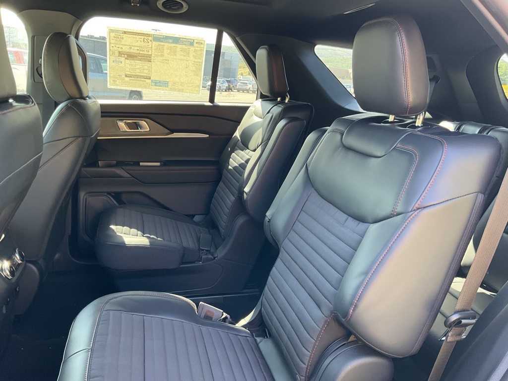 2025 Ford Explorer ST-Line photo 17