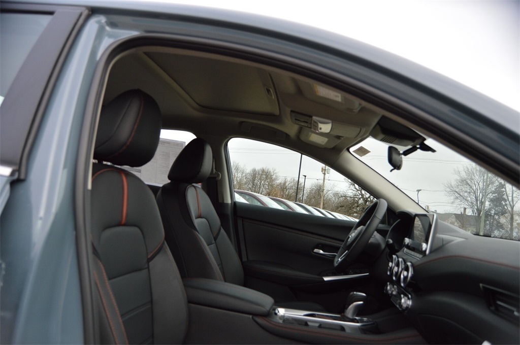 2025 Nissan Sentra SR photo 14