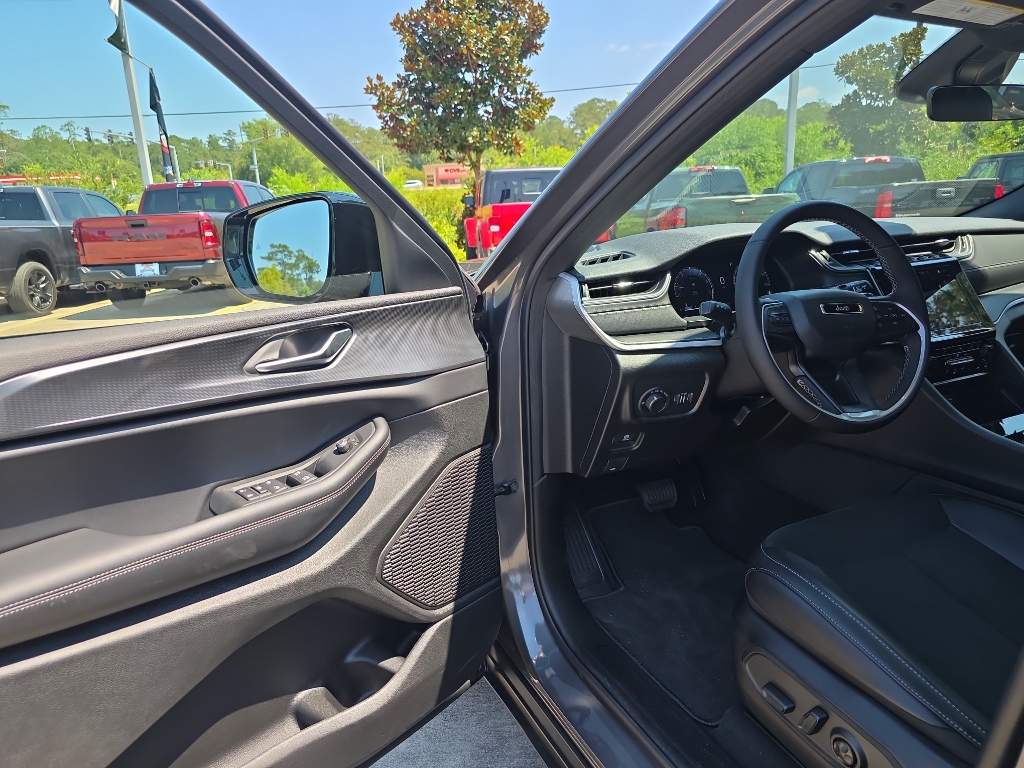 2025 Jeep Grand Cherokee Laredo Altitude photo 6