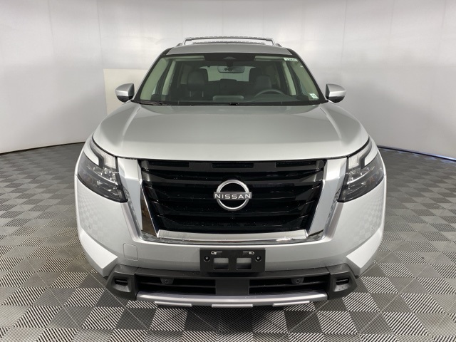 2025 Nissan Pathfinder SL photo 2