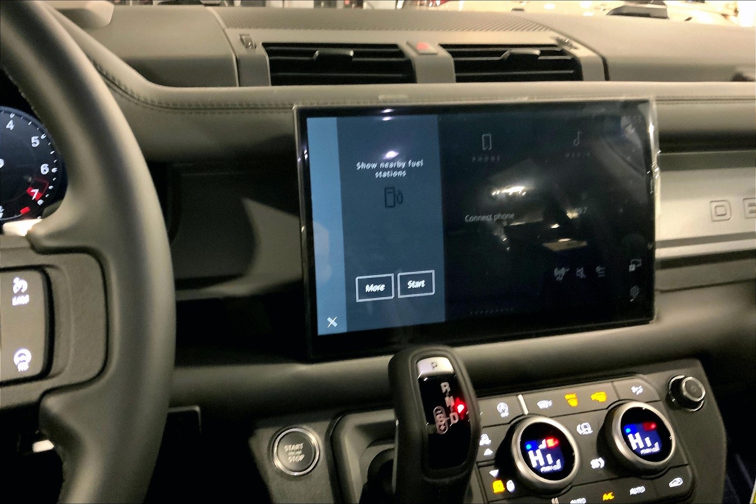 2025 Land Rover Defender 110 V8 photo 2