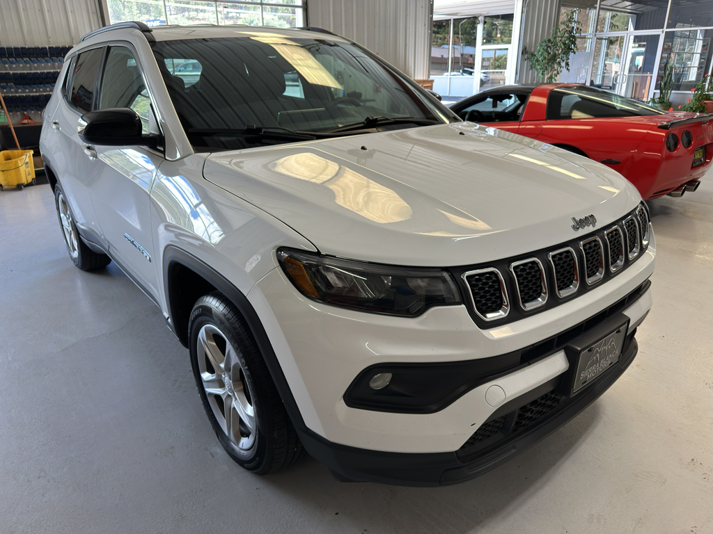 2023 Jeep Compass Latitude photo 3