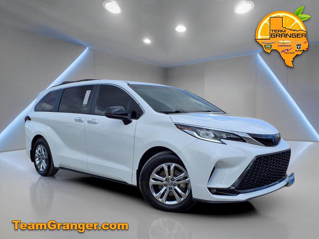 2023 Toyota Sienna XSE's photo