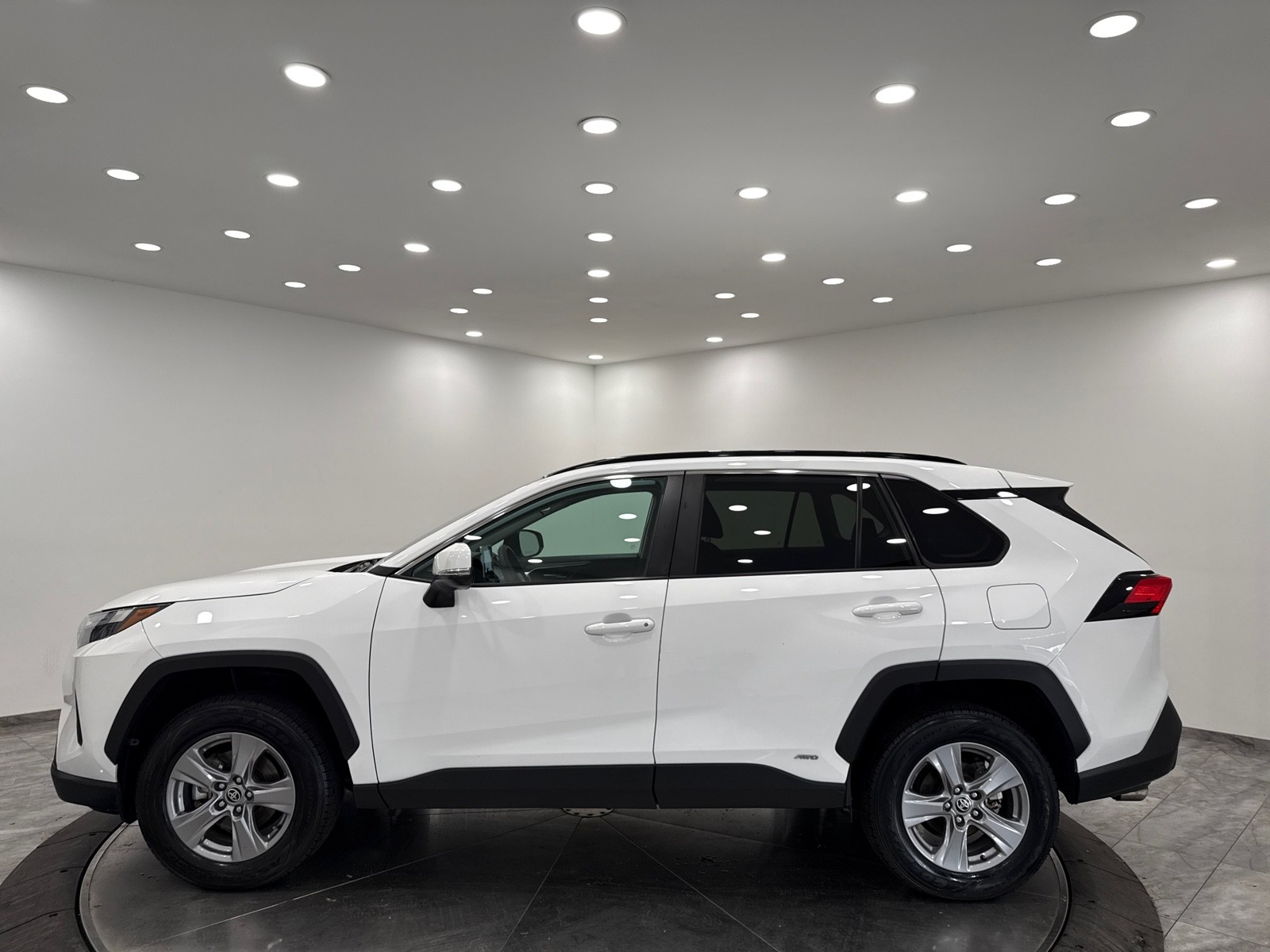 2024 Toyota RAV4 Hybrid XLE photo 4