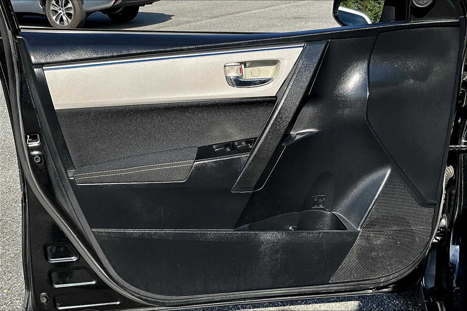 2014 Toyota Corolla LE photo 19