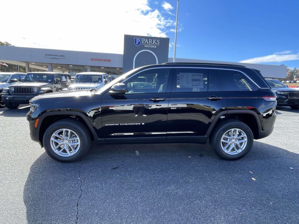 2025 Jeep Grand Cherokee Laredo Altitude photo 4