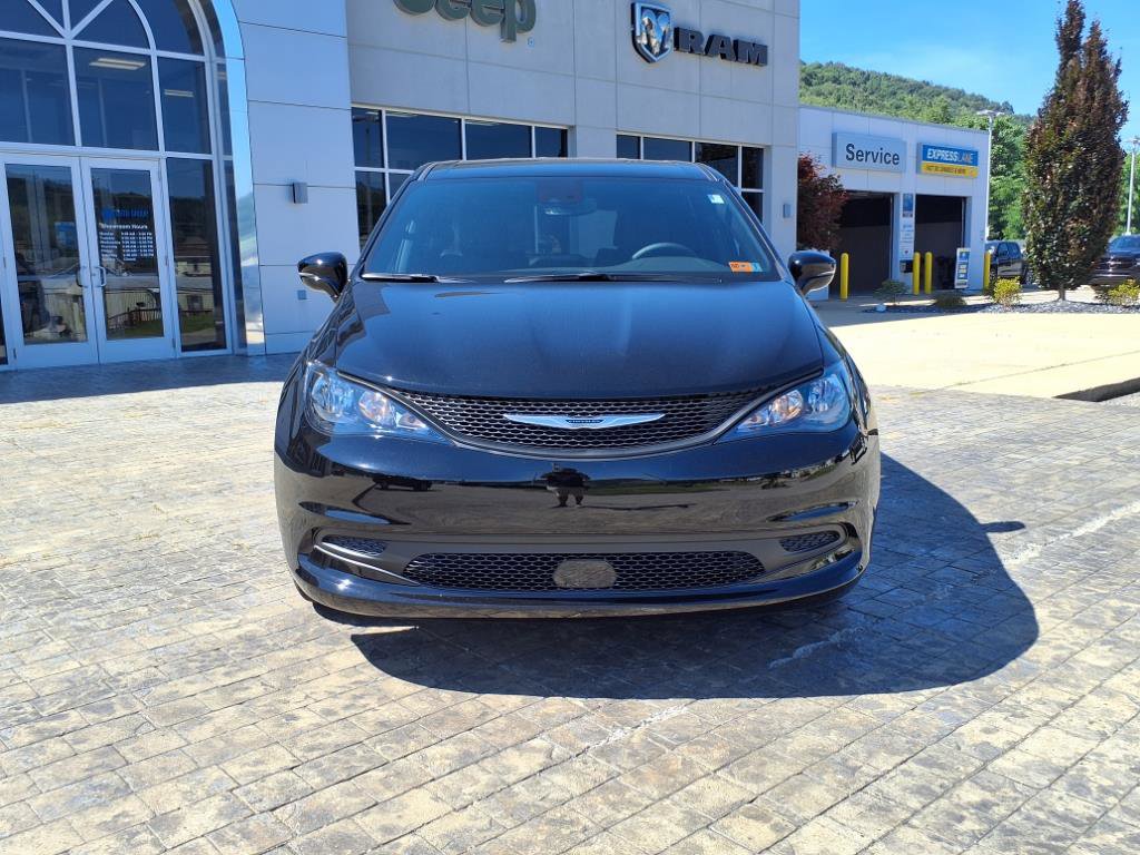 2025 Chrysler Voyager LX photo 2