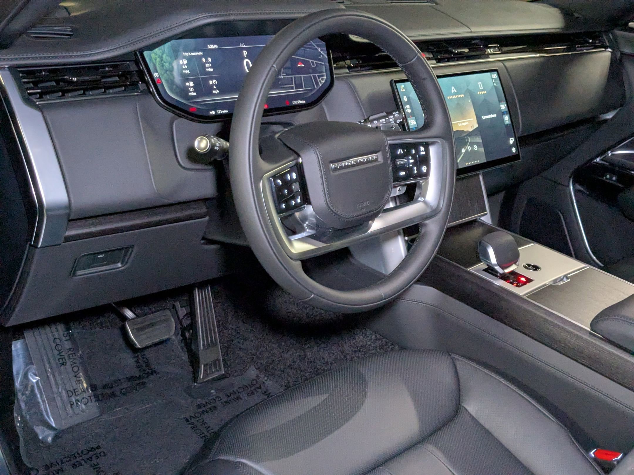 2025 Land Rover Range Rover SE photo 3