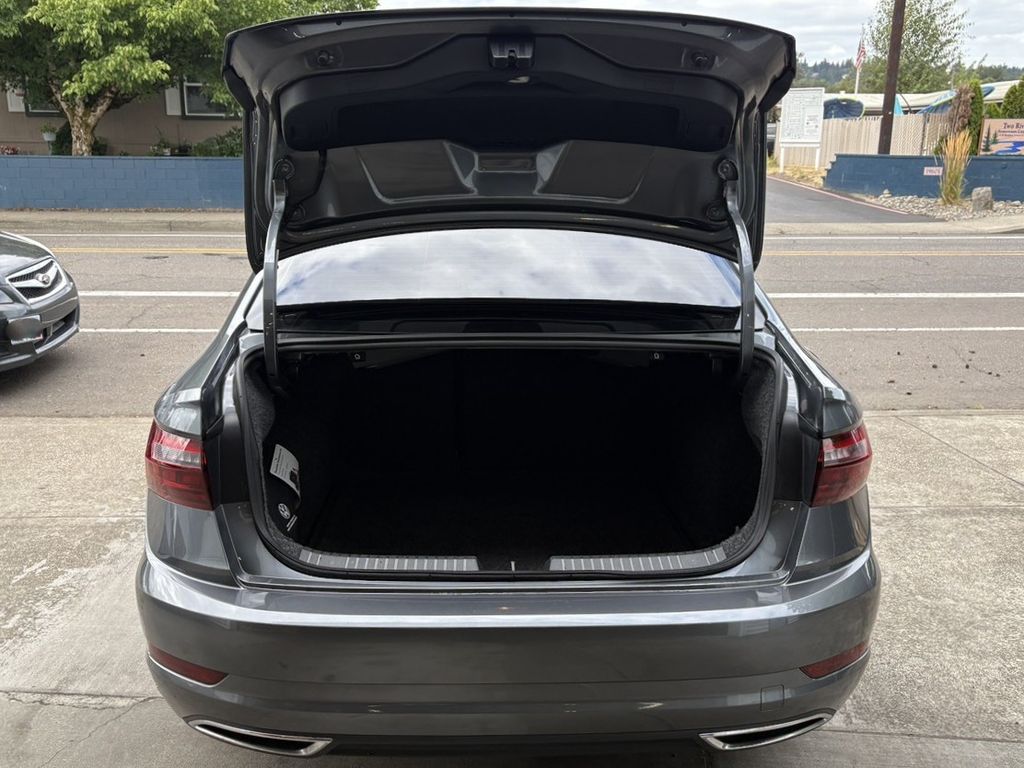 2021 Volkswagen Jetta R-Line photo 9