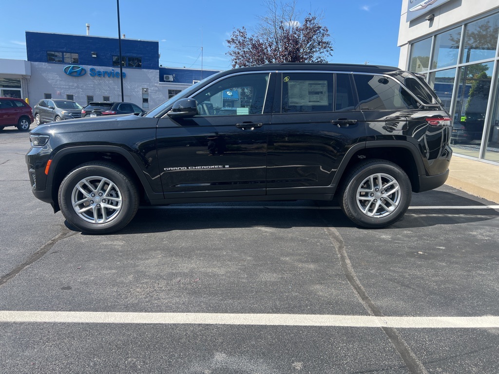 2025 Jeep Grand Cherokee Laredo X photo 2