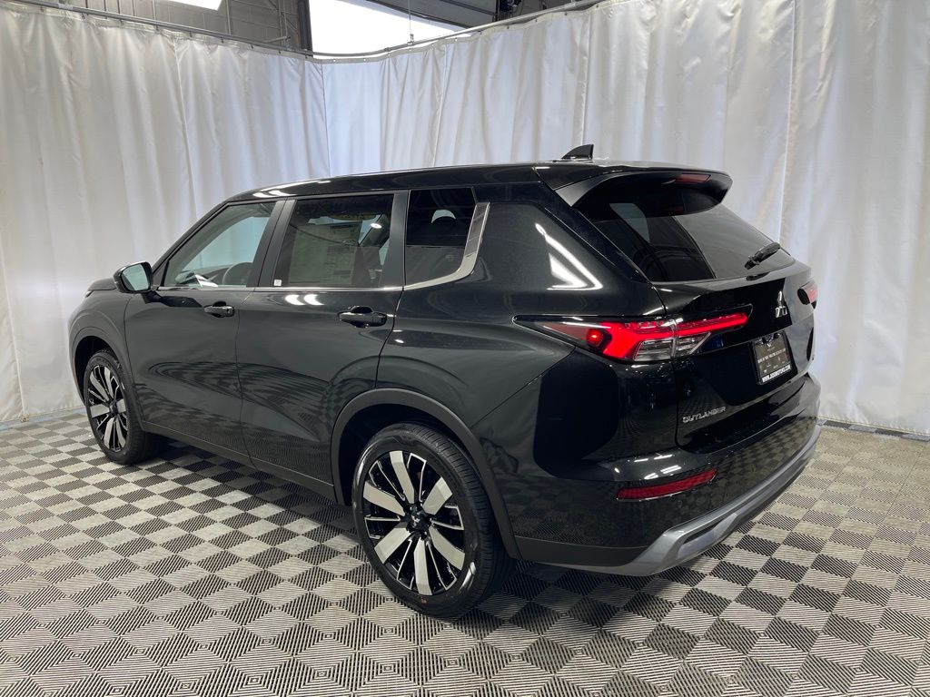2025 Mitsubishi Outlander SE photo 2