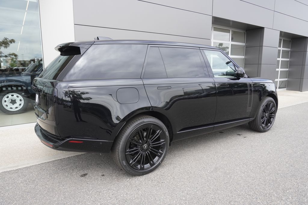 2025 Land Rover Range Rover SE photo 3
