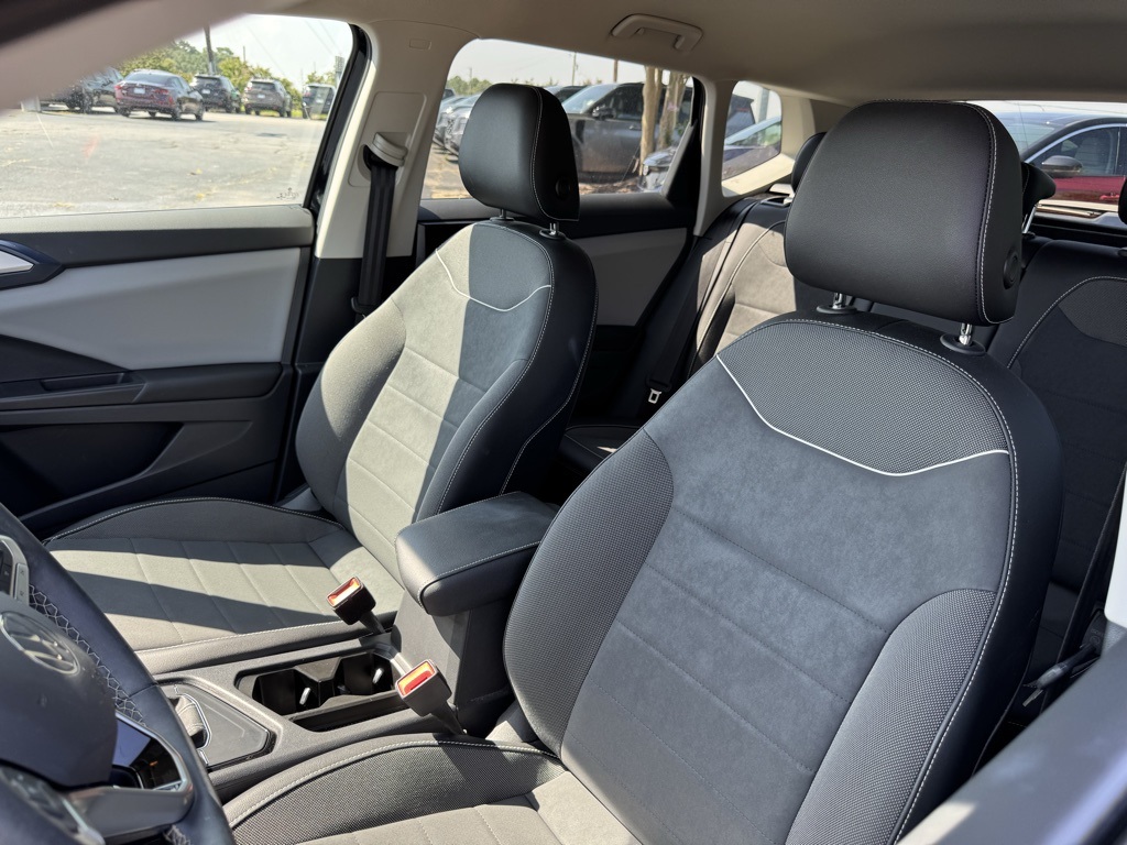 2023 Volkswagen Taos SE photo 2