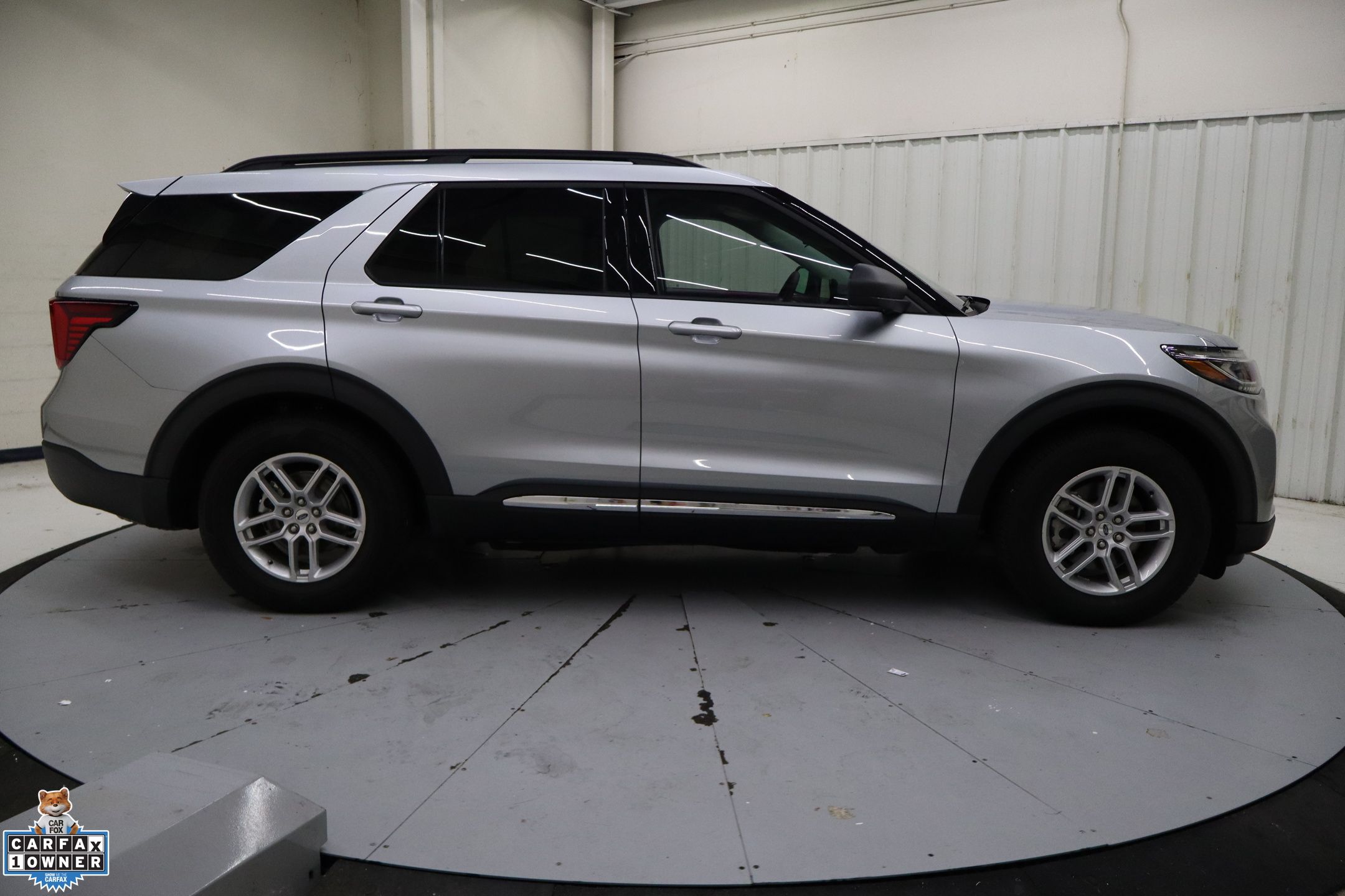 2025 Ford Explorer photo 2