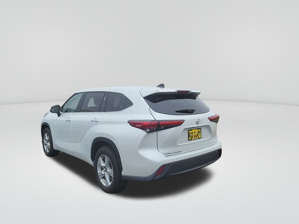 2023 Toyota Highlander LE photo 3