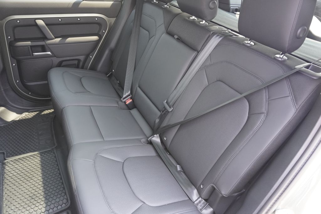 2025 Land Rover Defender 110 S photo 27