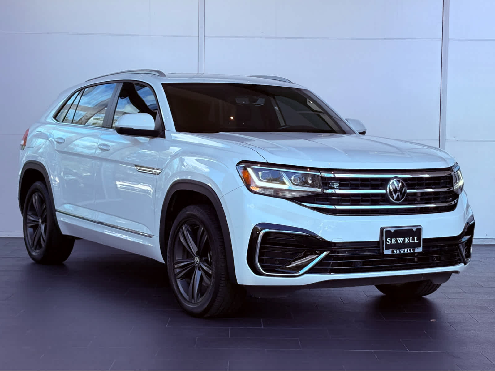 2021 Volkswagen Atlas Cross Sport V6 SE Technology R-Line photo 2
