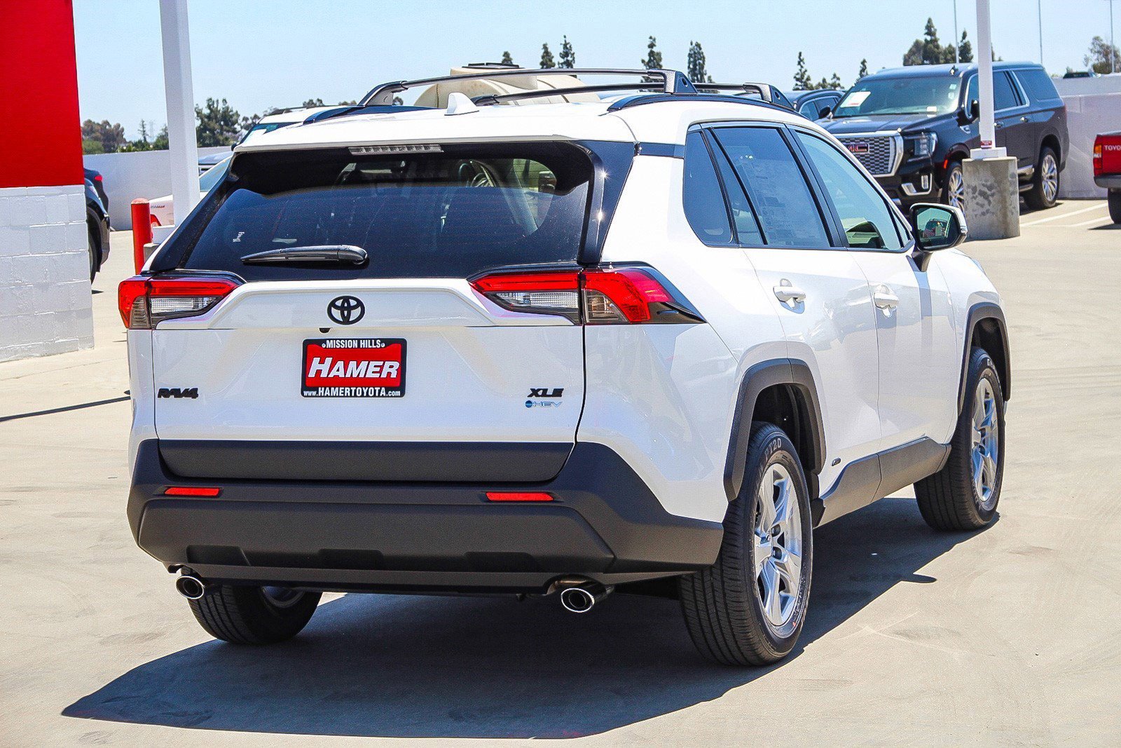 2025 Toyota RAV4 Hybrid XLE photo 6