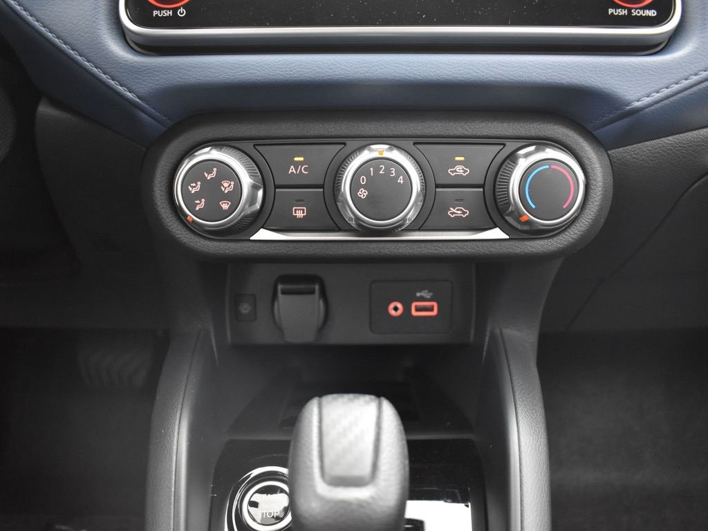 2025 Nissan Versa 1.6 SV photo 11